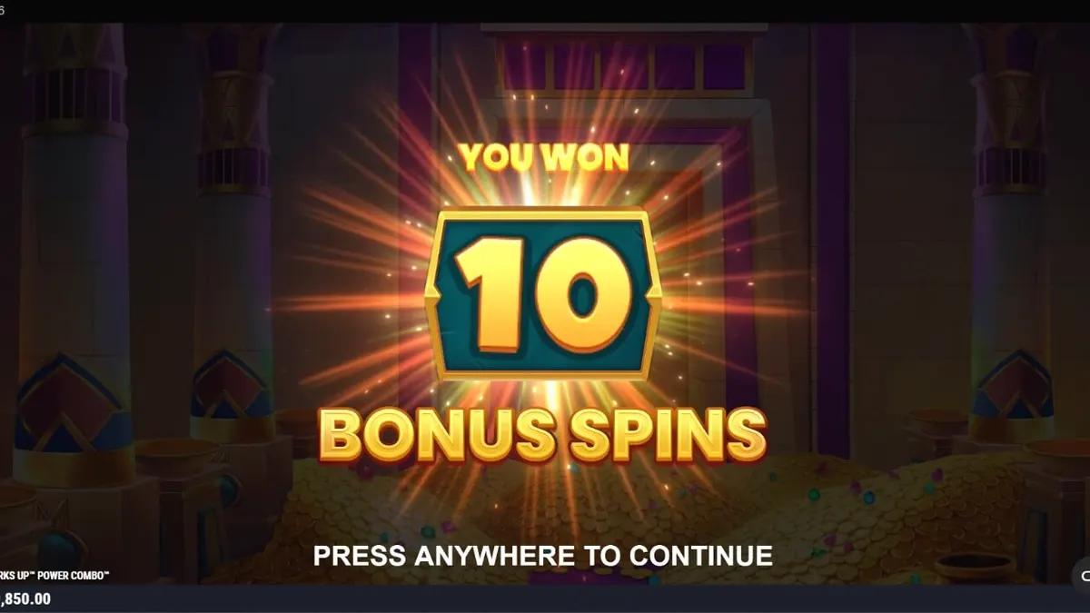 Tampilan visual slot Mummy Mania Perks Up Power Combo dengan empat mumi penguasa di atas gulungan.